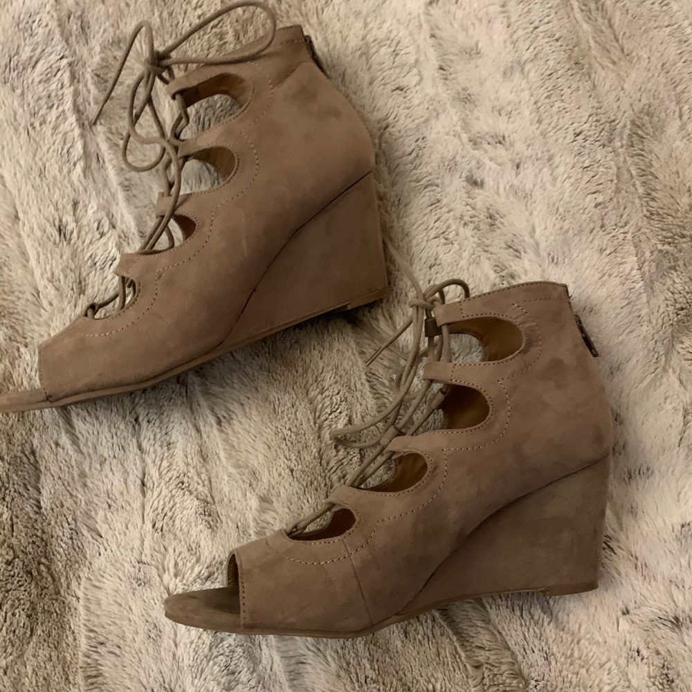 Suede tan wedges with straps